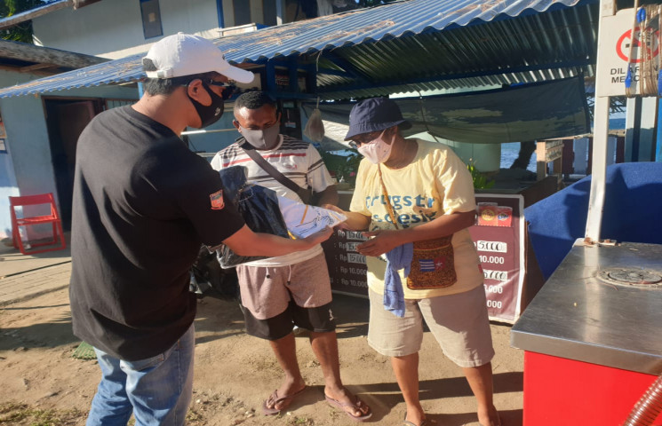 Jurnalis Jayapura Bagi Kaos Cara Penanggulangan Penularan Covid-19